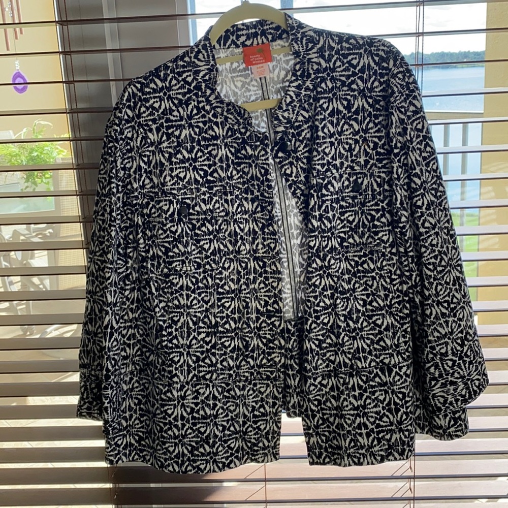 hearts of palm women 24w black & white pattern black buttons great condition
